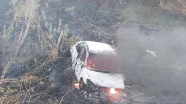 Chofer “fantasma” chocó a una camioneta y su auto ardió en llamas