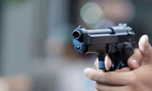 Una mujer fue asesinada de un disparo en la cabeza por su pareja, un suboficial de la Policía.