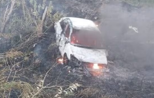 Vehículo chocó y acabó incendiándose tras caer en un pastizal en llamas - Noticiero Paraguay