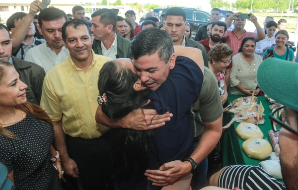 Santiago Peña participó del 'Chipa Apó' en Costanera