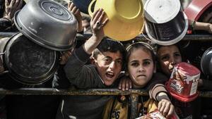 Cientos de camiones esperan entrar en Gaza mientras los niños piden comida, relata Unicef