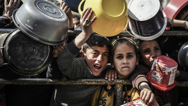 Cientos de camiones esperan entrar en Gaza mientras los niños piden comida, relata Unicef