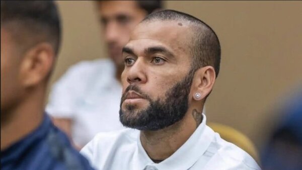 Alves sale de prisión tras pagar la fianza de un millón de euros