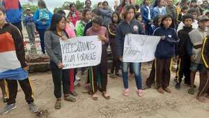 Alumnos Maskoy de Puerto Casado se manifiestan en reclamo de agua potable - Noticias del Chaco - ABC Color