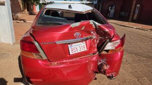 Aparatoso choque entre motocicleta y automóvil involucra a un conocido sacerdote