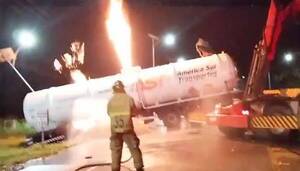 [VIDEOS] Dos “gigantes” se encontraron en un cruce y protagonizaron accidente y explosión