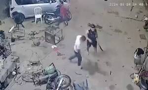 [VIDEO] Clientes insatisfechos atacan a machetazo a mecánico