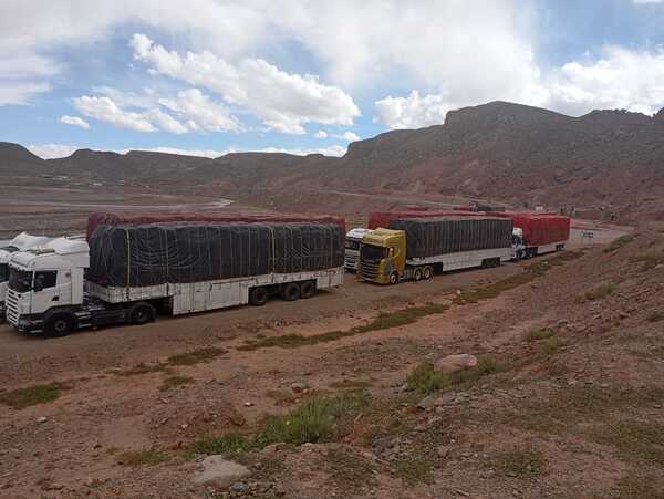 Hay 30 camioneros paraguayos varados hace dos semanas en la provincia de Jujuy - Megacadena - Diario Digital