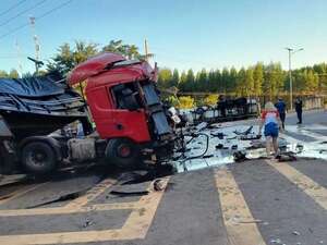 Video: terrible choque entre dos camiones en un cruce de Tebicuary - Policiales - ABC Color