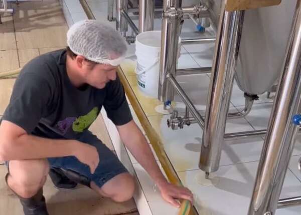 Video: así desechan 3.000 litros de cerveza dañada los frecuentes cortes de energía eléctrica - ABC en el Este - ABC Color