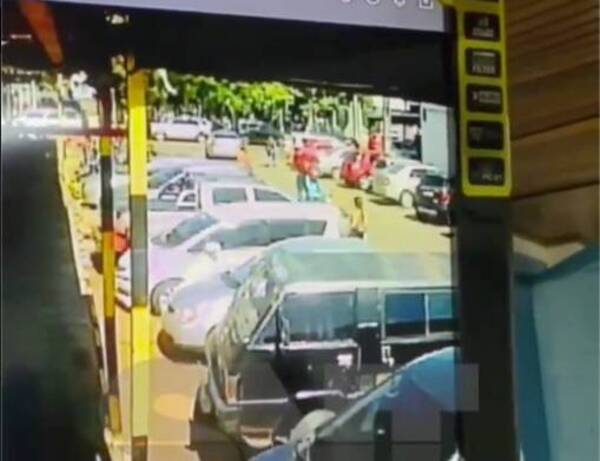 [VIDEO] Así le robaron su cartera en el Mercado de Abasto