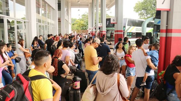 MÁS DE 60.000 PERSONAS YA PASARON POR LA ESTACIÓN DE BUSES DE ASUNCIÓN DESDE EL VIERNES 22 - Itapúa Noticias