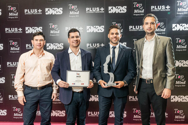 Kenton maneja la cima hace 13 a帽os - Revista PLUS