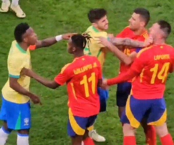 Vinicius lo volvió a hacer: ‘enganchón’ con Laporte y tuvo que intervenir Nico Williams