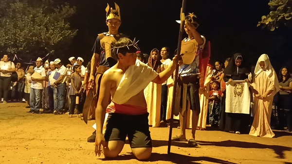 Exitosa tercera edición del viacrucis parroquial «Procesión de las Antorchas» en el barrio Inmaculada