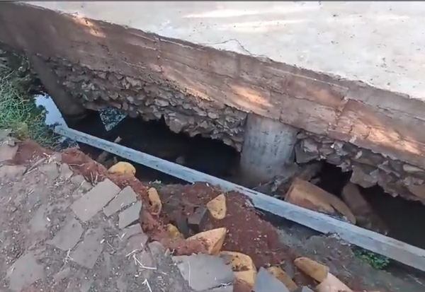 Vecinos claman la reparación de un puente en barrio María Auxiliadora - La Clave