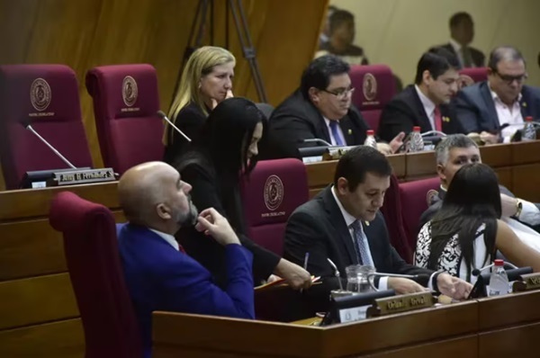 Diputados cartistas rechazan transparentar antecedentes en el JEM