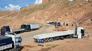 Camioneros paraguayos varados en Argentina por puente roto