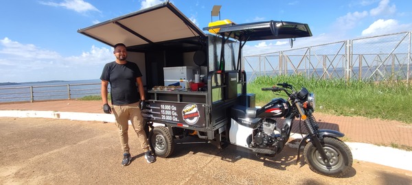 Joven emprendedor sorprende al rollo con su "moto pancho"