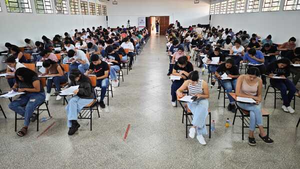 Más de 4500 estudiantes obtienen beca del gobierno - MarketData