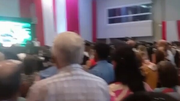 Universidad defiende entonación del himno brasileño en acto de graduación