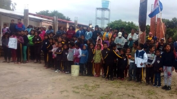 Una escuela indígena clama por agua potable en Casado