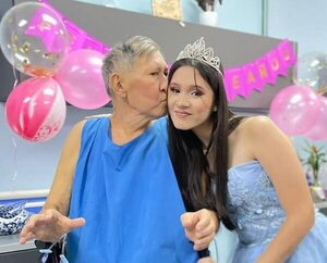 Quinceañera celebró en el hospital, con su abuelo