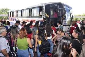 Estación de Buses de Asunción: Semana Santa permite reencuentros familiares - Nacionales - ABC Color