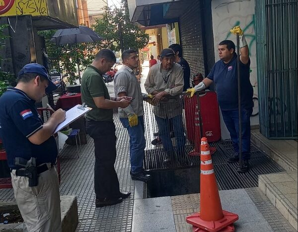 Policía verifica fosas de distribución de la ANDE por “ruidos sospechosos” en un banco · Radio Monumental 1080 AM