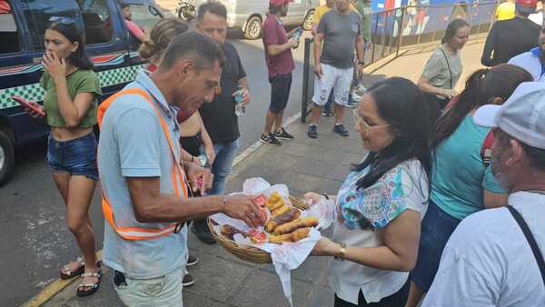 Campaña Buen Anfitrión recibe con la chipa a turistas en Ciudad del Este