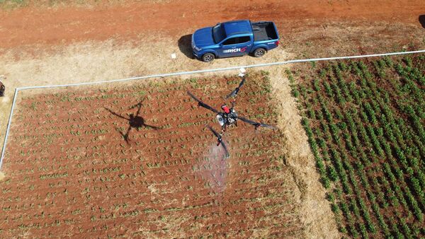 Caltech lanzó en Innovar el dron agrícola más grande en el país