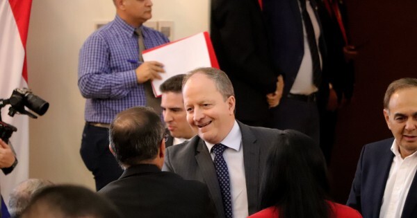 Valdovinos premia a los funcionarios de Economía con subsidios mientas otros ministerios apenas pagan el salario mínimo