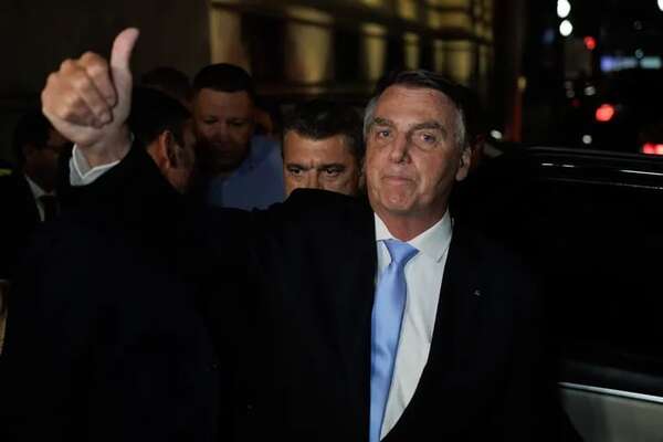 La defensa de Bolsonaro pide explicar “personalmente” su visita a la Embajada de Hungría - Mundo - ABC Color