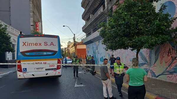 Motociclista sufre fractura abierta tras choque con ómnibus en Asunción - Policiales - ABC Color