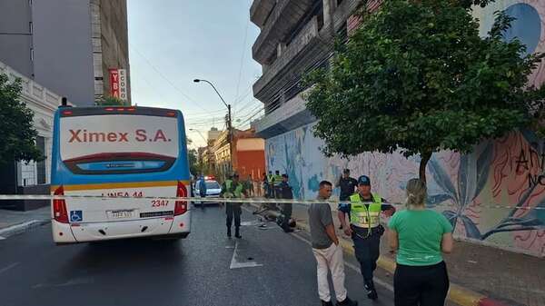 Motociclista sufre fractura abierta tras choque con ómnibus en Asunción - Policiales - ABC Color
