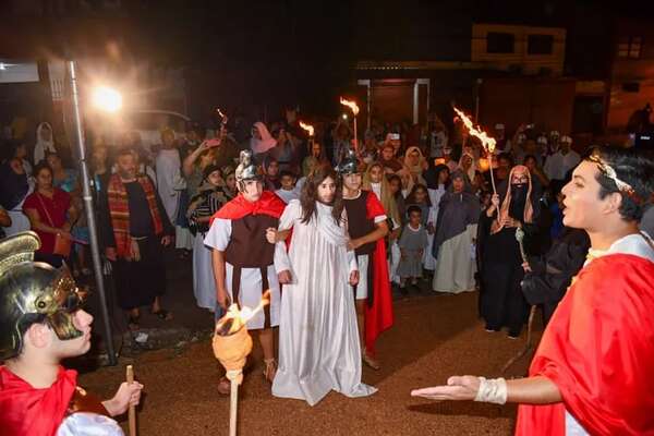 Capiatá: viacrucis en guaraní reunió a más de 300 personas que observaron el paso de Jesús al calvario - Nacionales - ABC Color