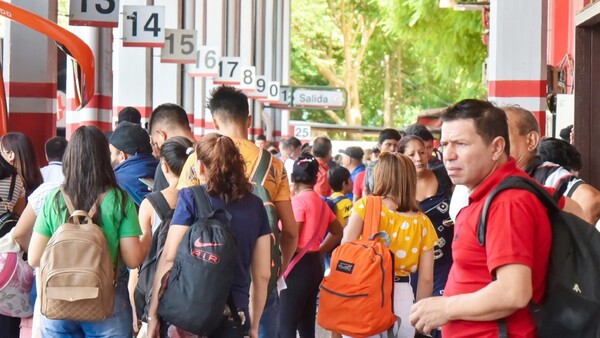 Masivo éxodo hacia el interior para pasar la Semana Santa en familia