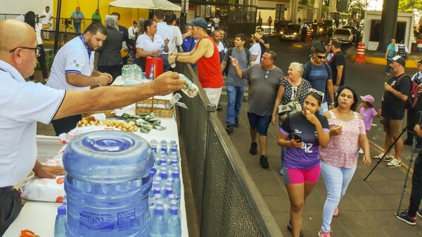 Con música, chipa y cocido reciben a turistas en la entrada al país por CDE