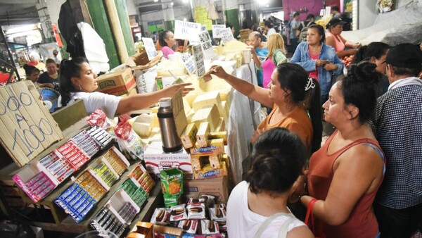 Intensa actividad comercial en vísperas de días santos