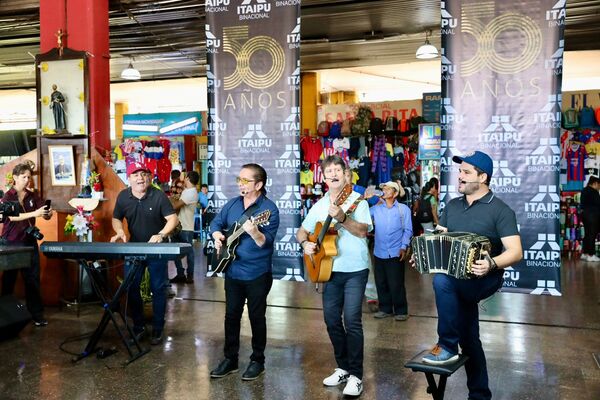 Itaipu sorprendió con un flashmob a viajeros en la Terminal de Asunción - .::Agencia IP::.