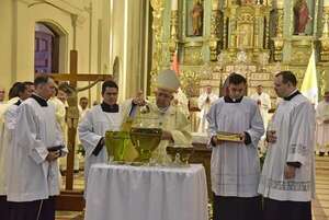 Servir a los pobres, pidió arzobispo en misa crismal - Nacionales - ABC Color