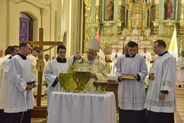 Servir a los pobres, pidió arzobispo en misa crismal - Nacionales - ABC Color