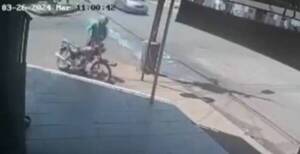 [VIDEO] Dejó su moto con la llave puesta, ya saben lo que pasó