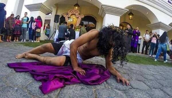 ¡Ma'ena! Firulais consoló a Jesús en pleno Vía Crucis