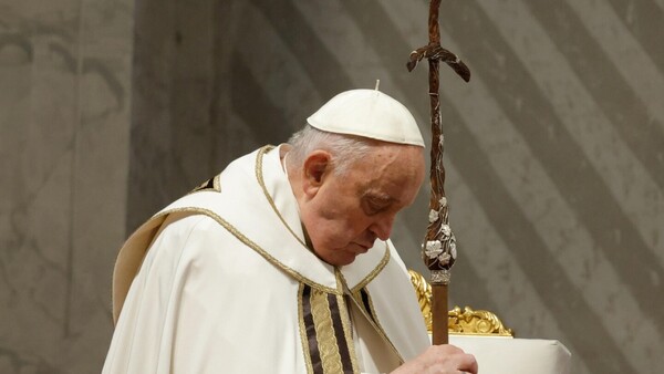 El papa Francisco en silla de ruedas lava los pies a doce reclusas por Jueves Santo