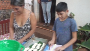 La elaboración de la chipa en familia, una tradición que se mantiene con el tiempo