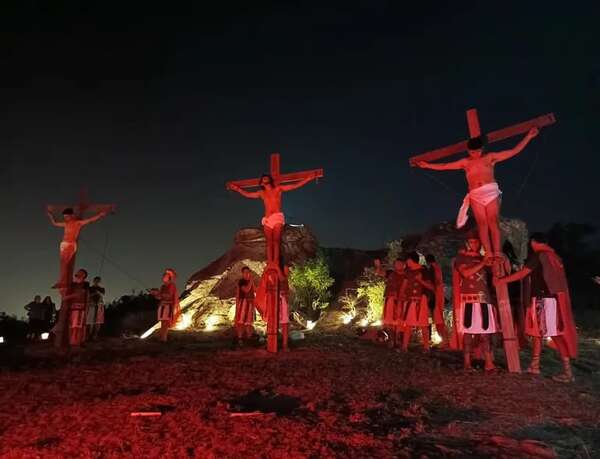 Jóvenes presentaron emotivo “Vía Crucis Viviente” en Tobatí - Nacionales - ABC Color