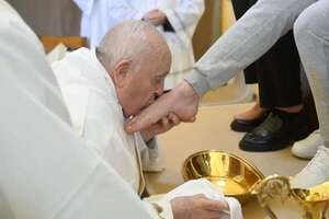 El papa Francisco en silla de ruedas lava los pies a doce reclusas por Jueves Santo - Mundo - ABC Color