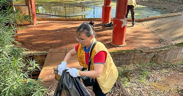 La Nación / Budistas limpiaron parque chino y personal municipal no vació fuente de agua sucia