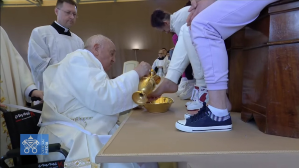 En silla de ruedas, el papa Francisco lavó los pies a doce reclusas por Jueves Santo - Megacadena - Diario Digital